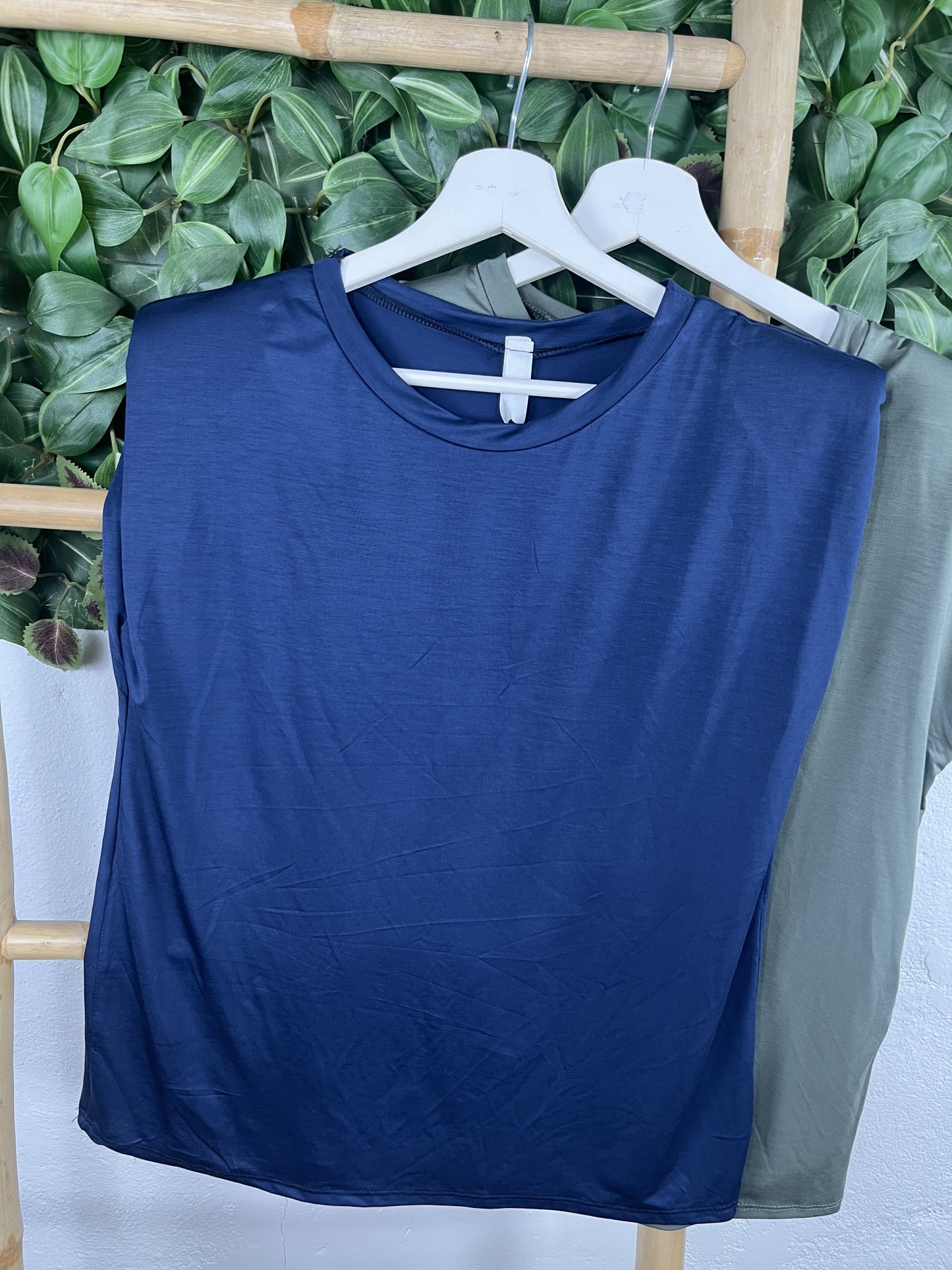 CAMISETA BÁSICA HOMBRERAS