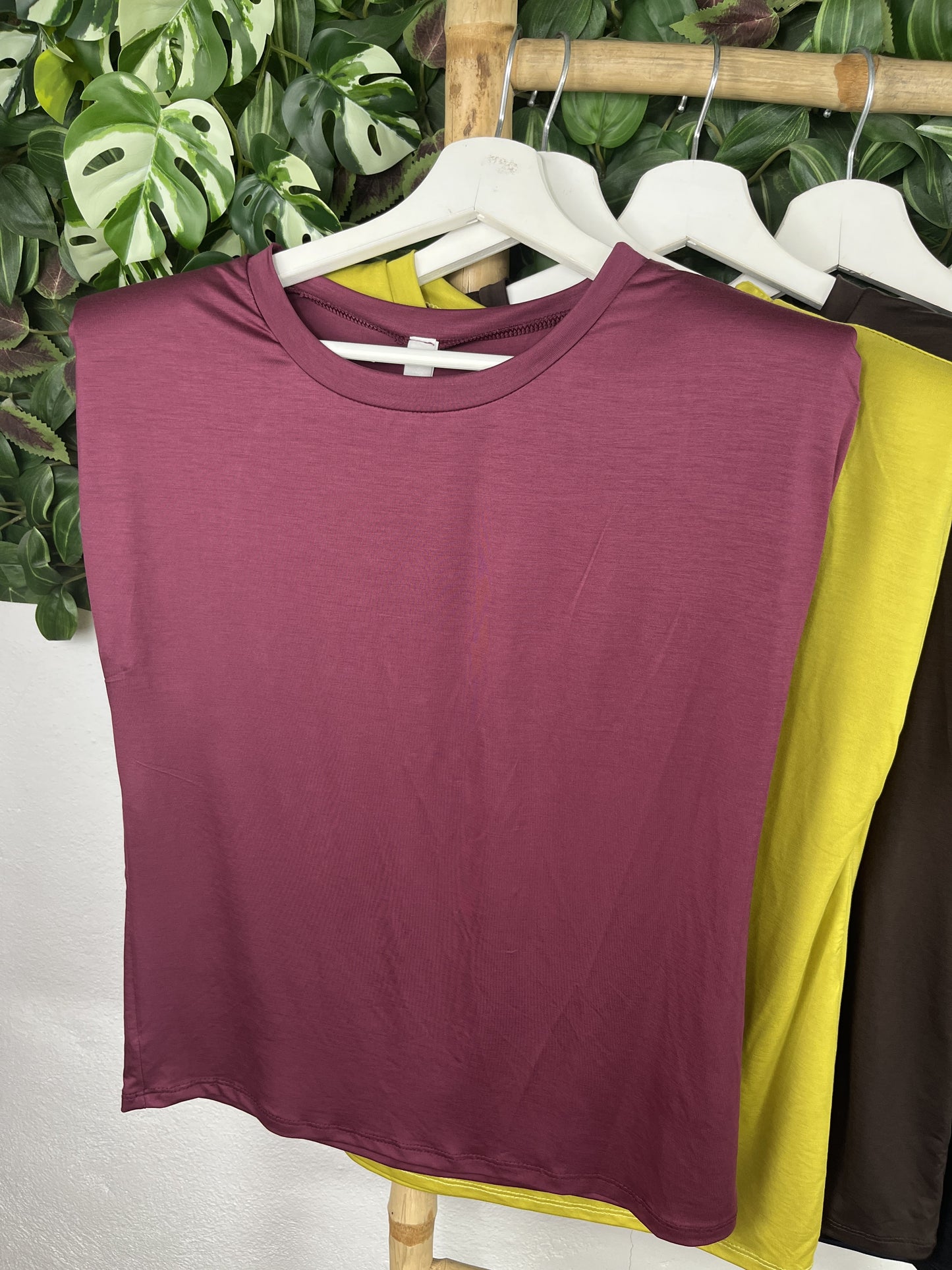 CAMISETA BÁSICA HOMBRERAS