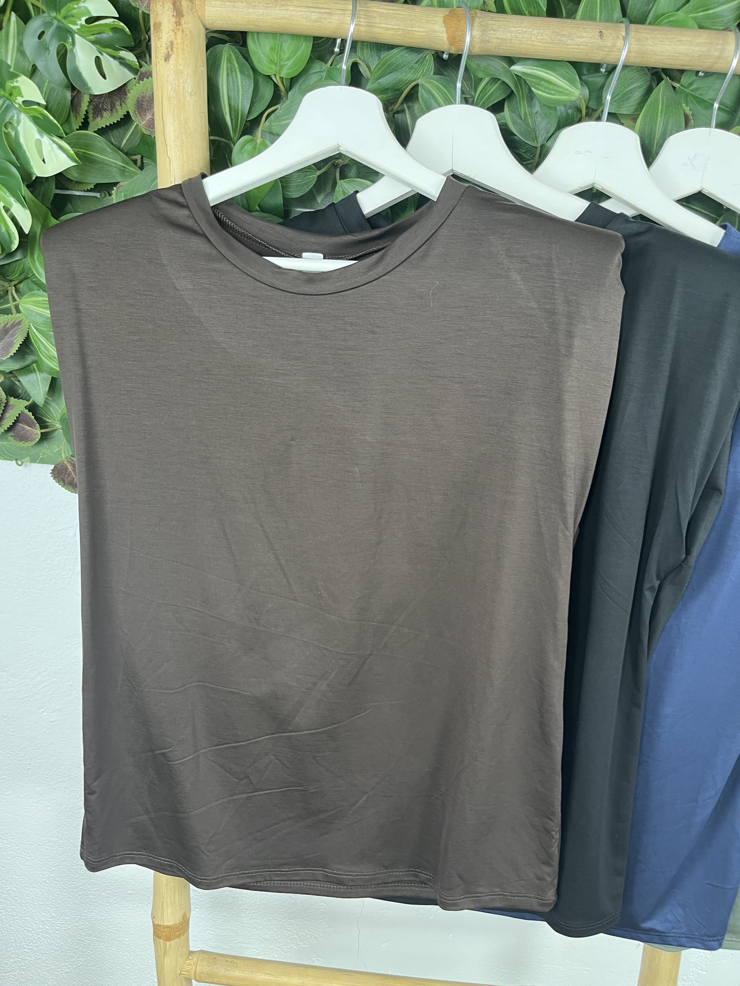 CAMISETA BÁSICA HOMBRERAS