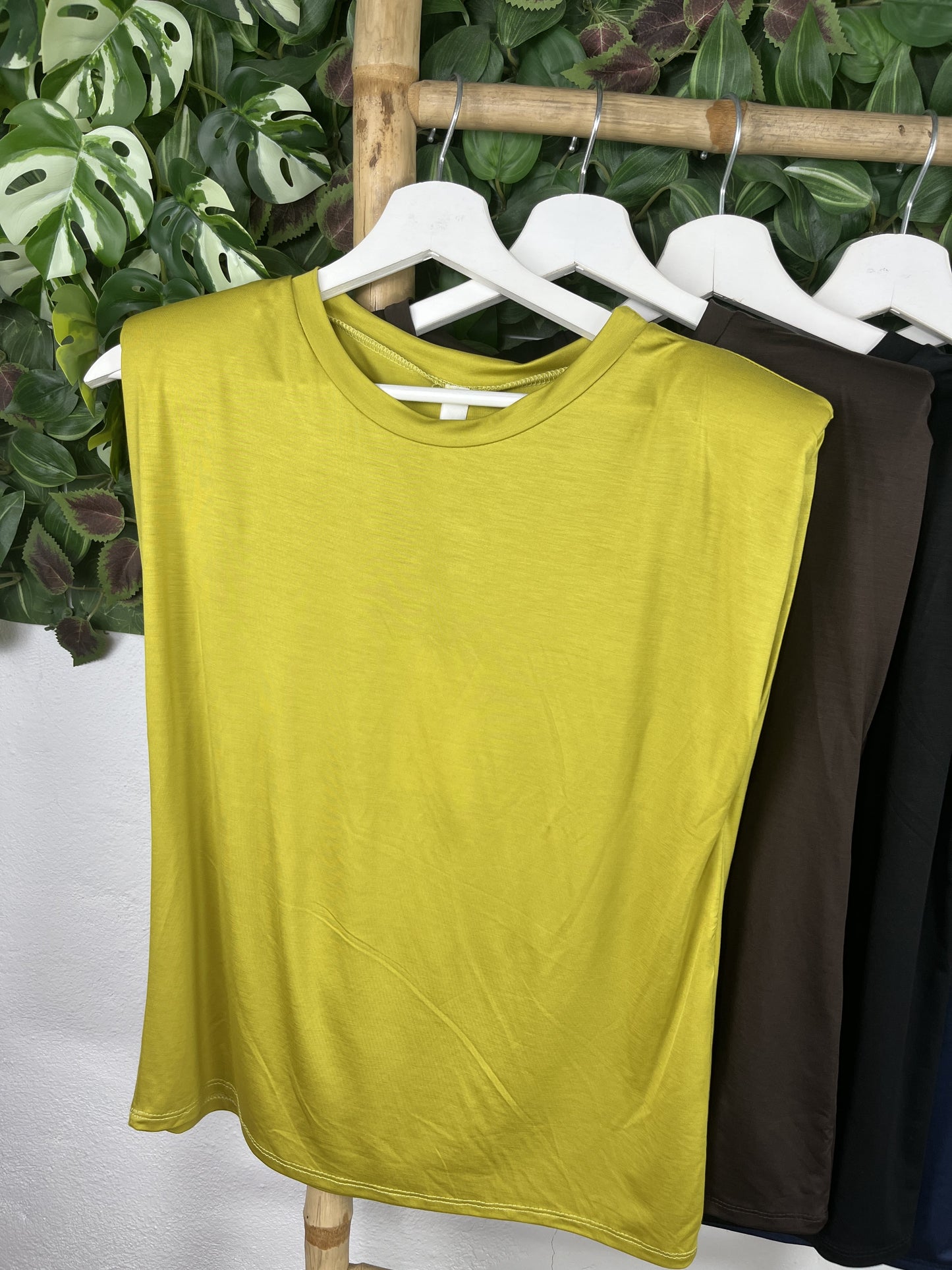CAMISETA BÁSICA HOMBRERAS