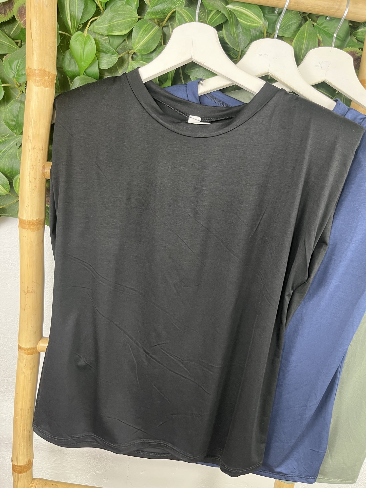 CAMISETA BÁSICA HOMBRERAS