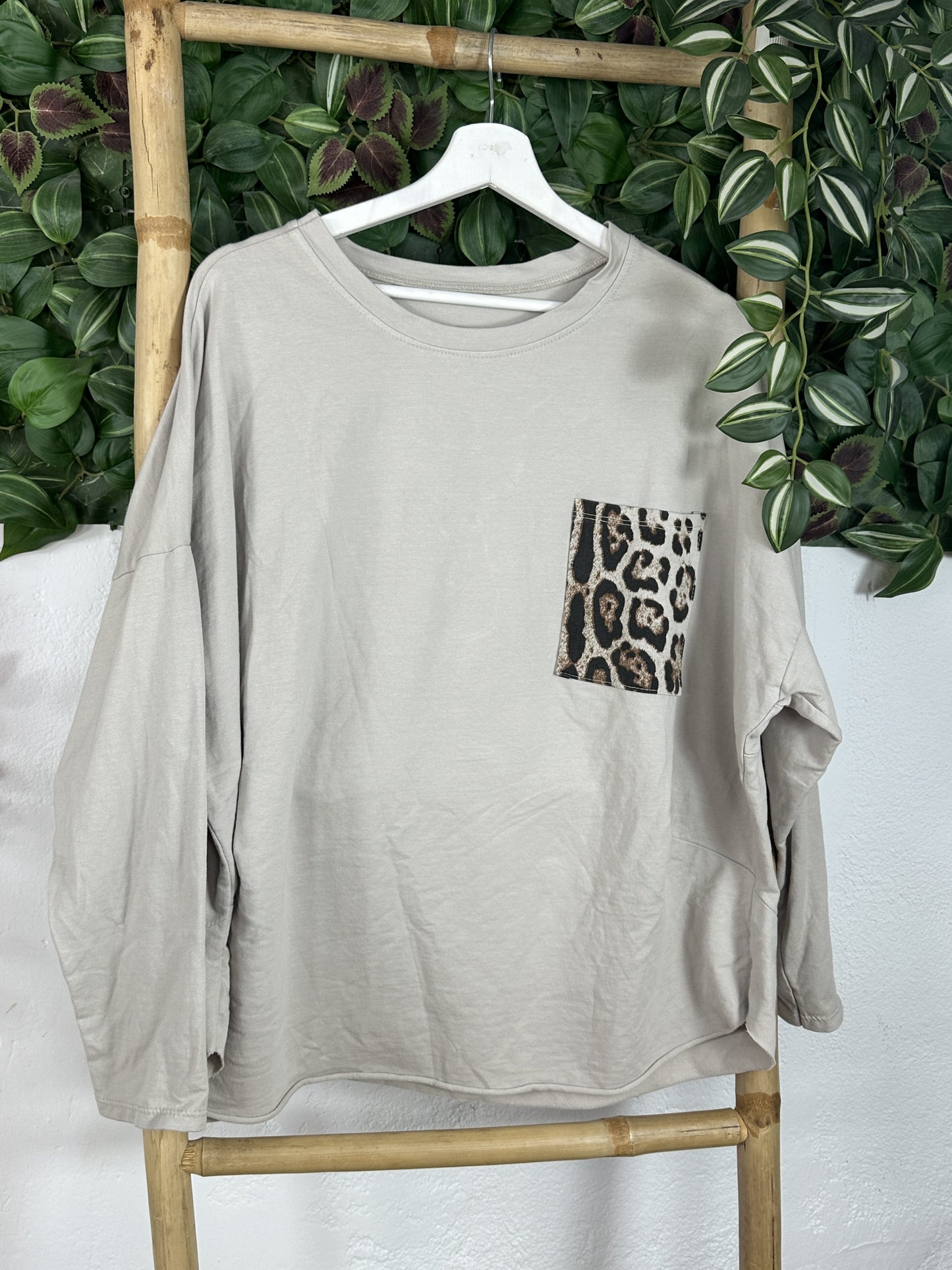 CAMISETA BOLSILLO LEOPARDO