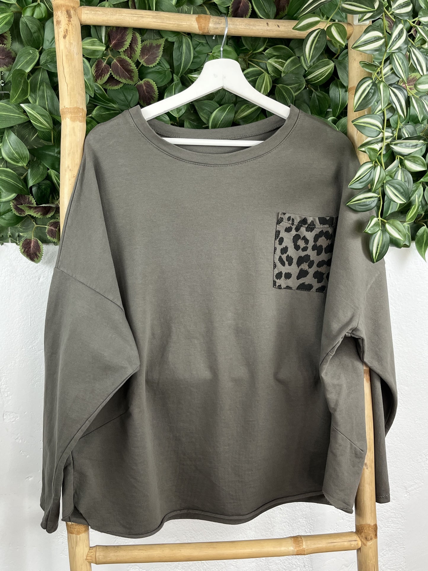 CAMISETA BOLSILLO LEOPARDO