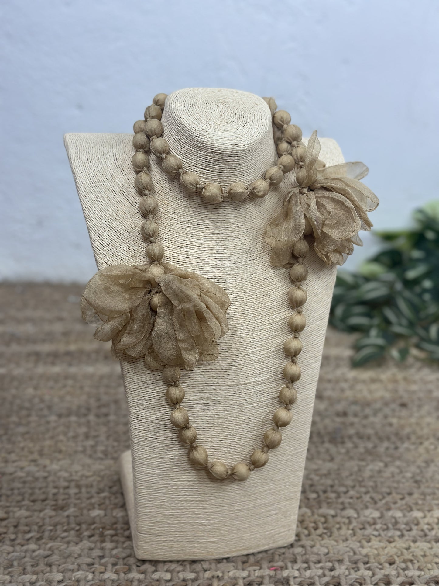 COLLAR LARGO BOLAS FLOR