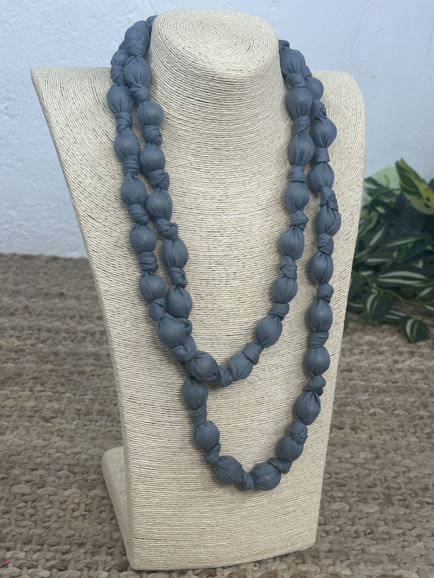 COLLAR LARGO BOLAS TELA