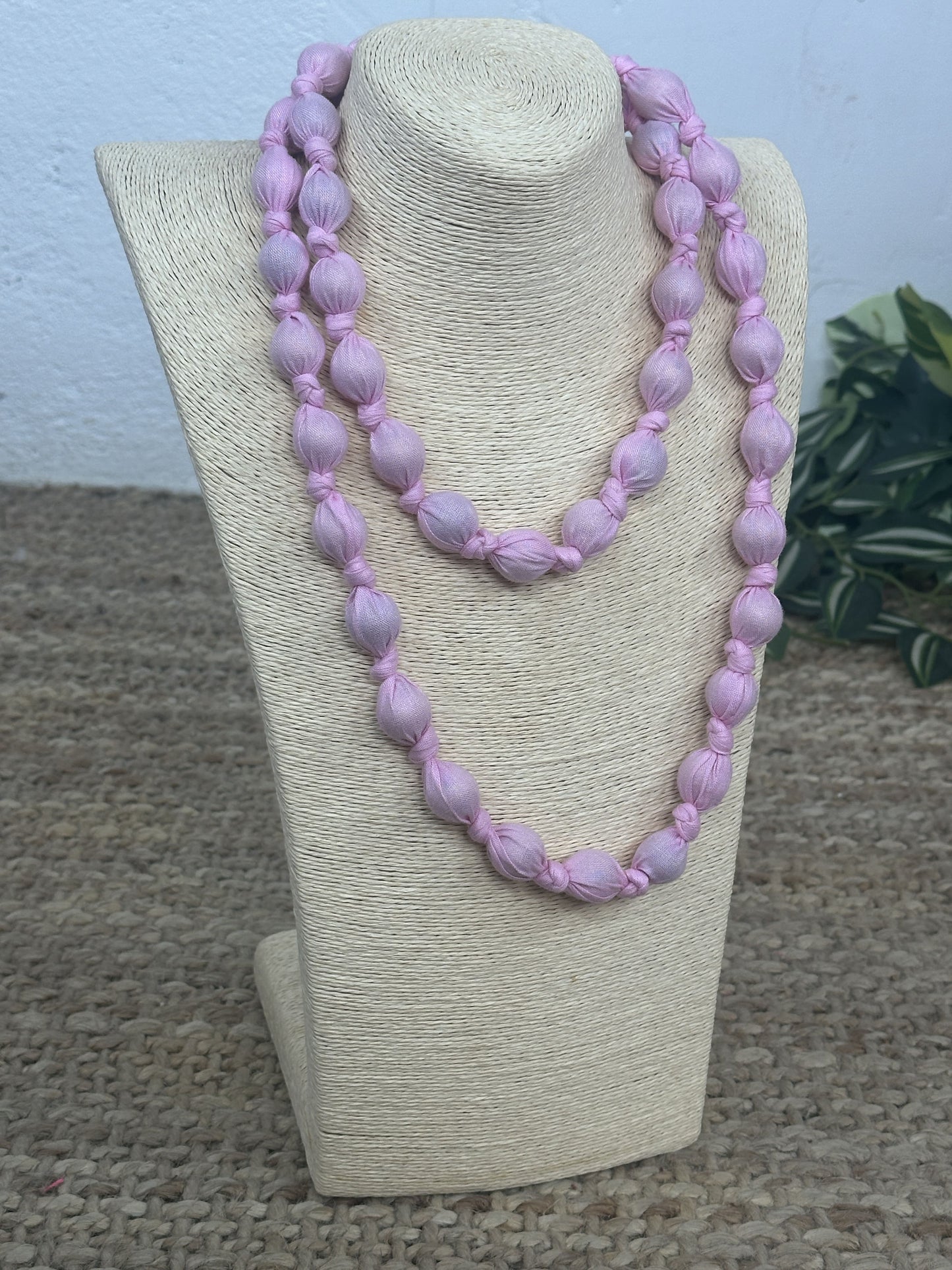 COLAR DE BOLAS LONGO DE CETIM