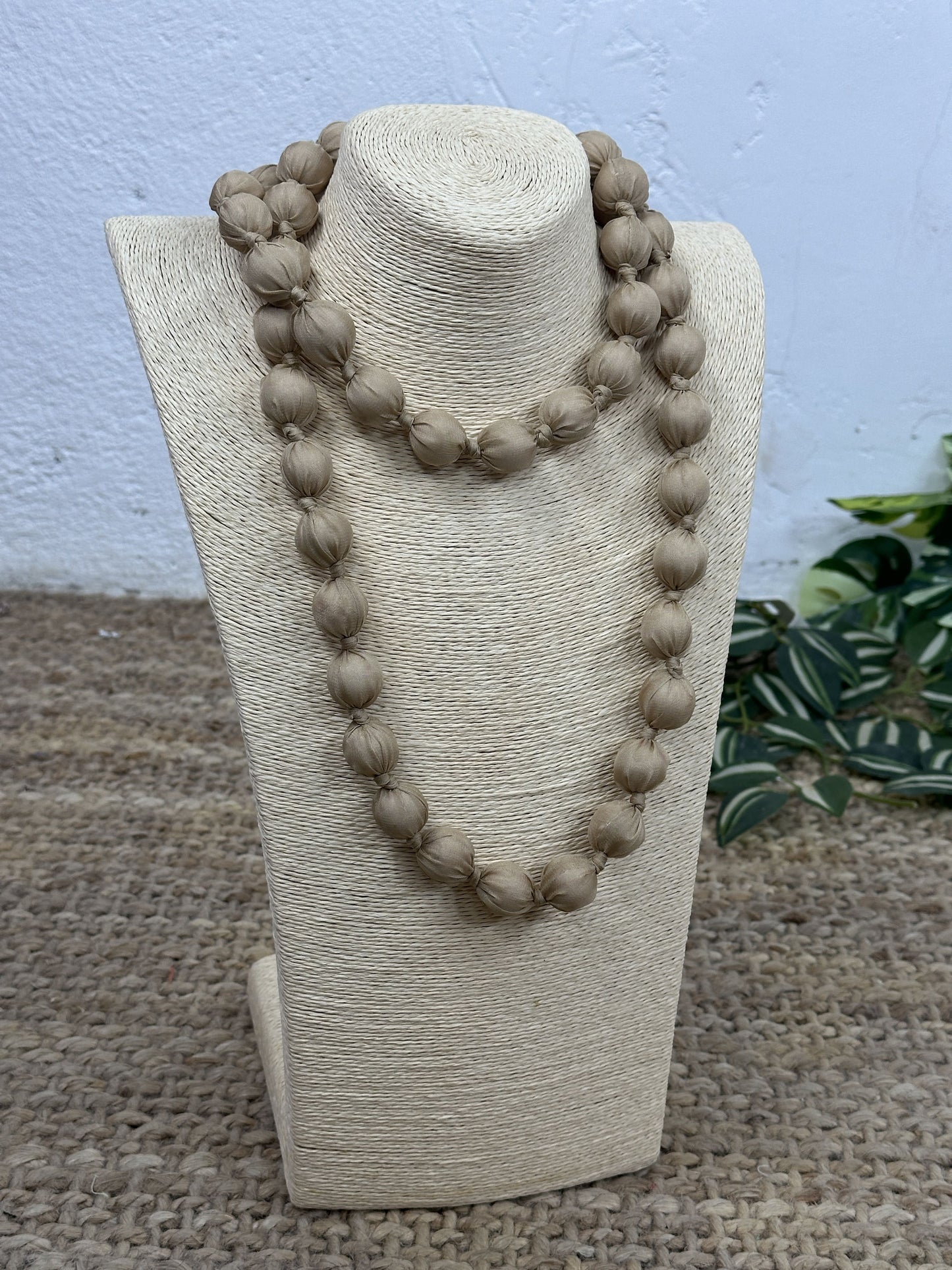 COLLAR LARGO BOLAS TELA TRANSPARENCIA