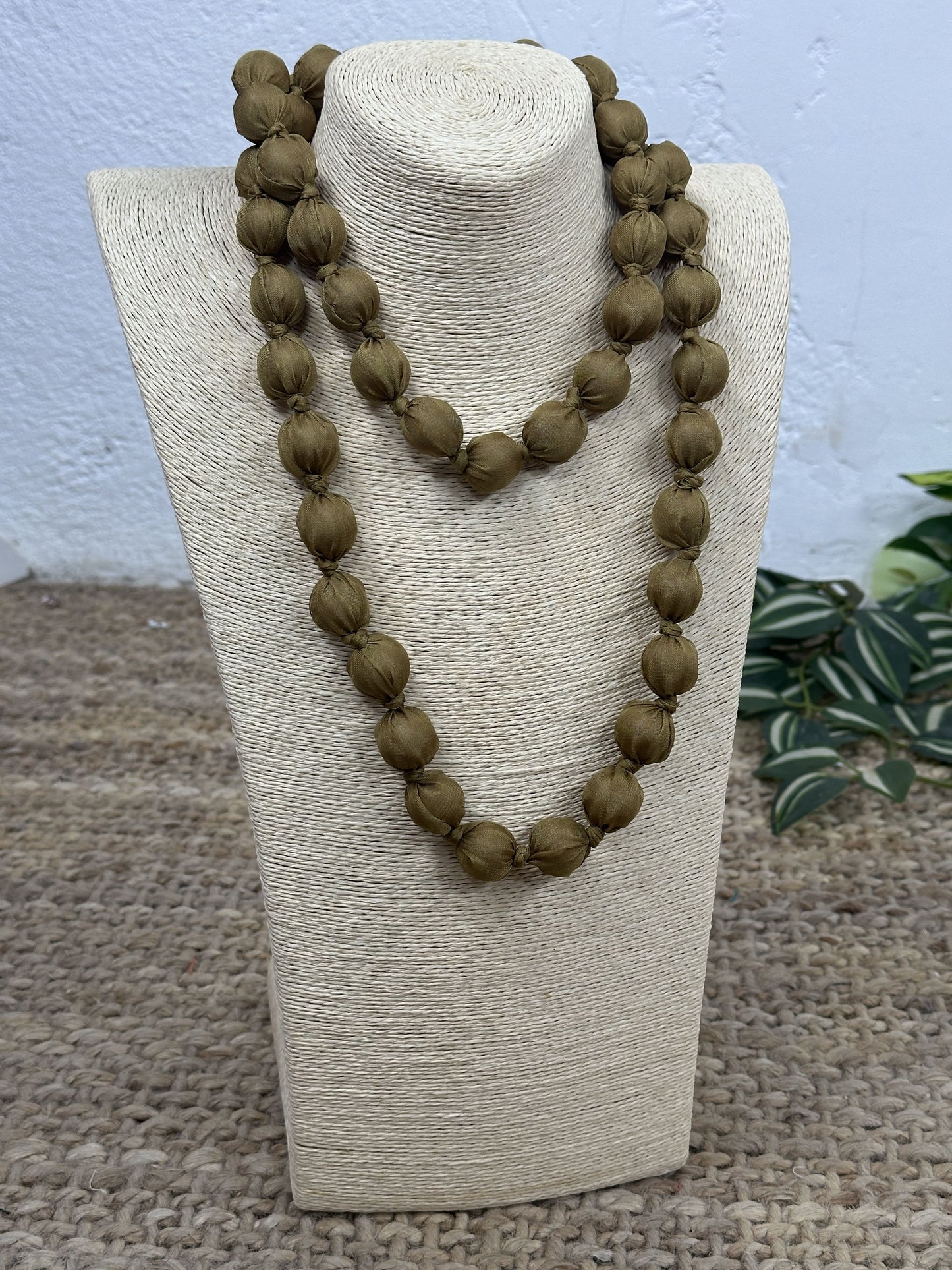 COLLAR LARGO BOLAS TELA TRANSPARENCIA