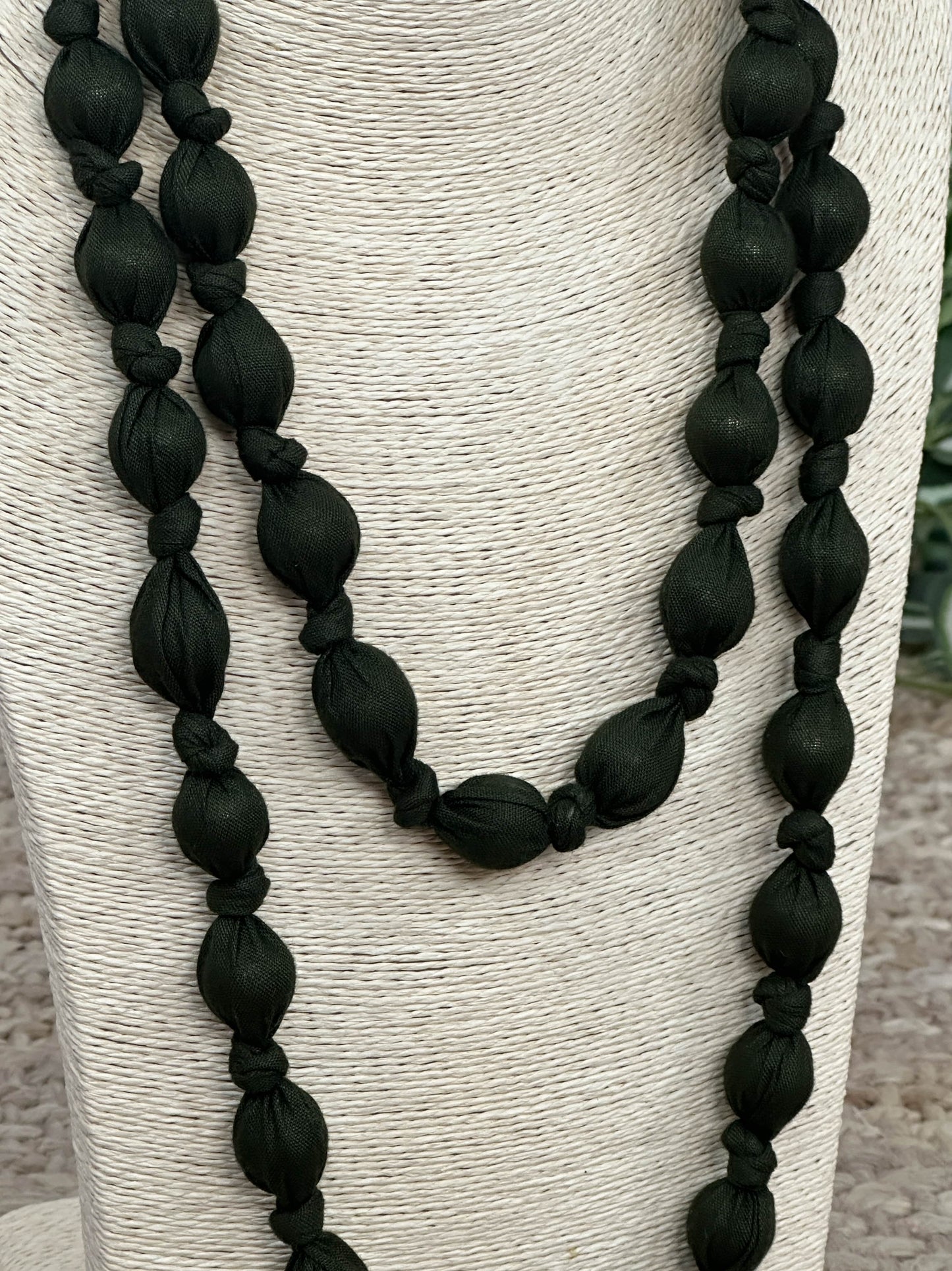 COLLAR LARGO BOLAS TELA