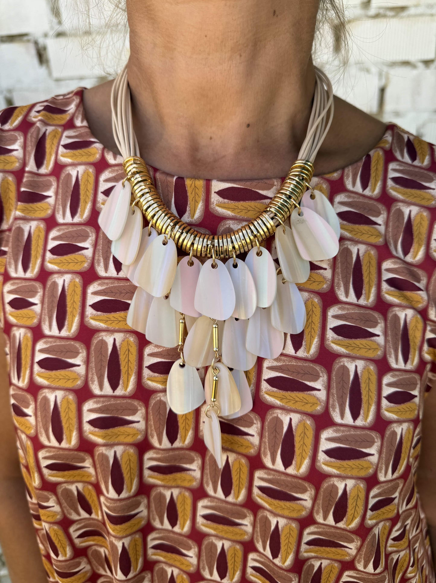 COLLAR PÉTALOS NACARADOS
