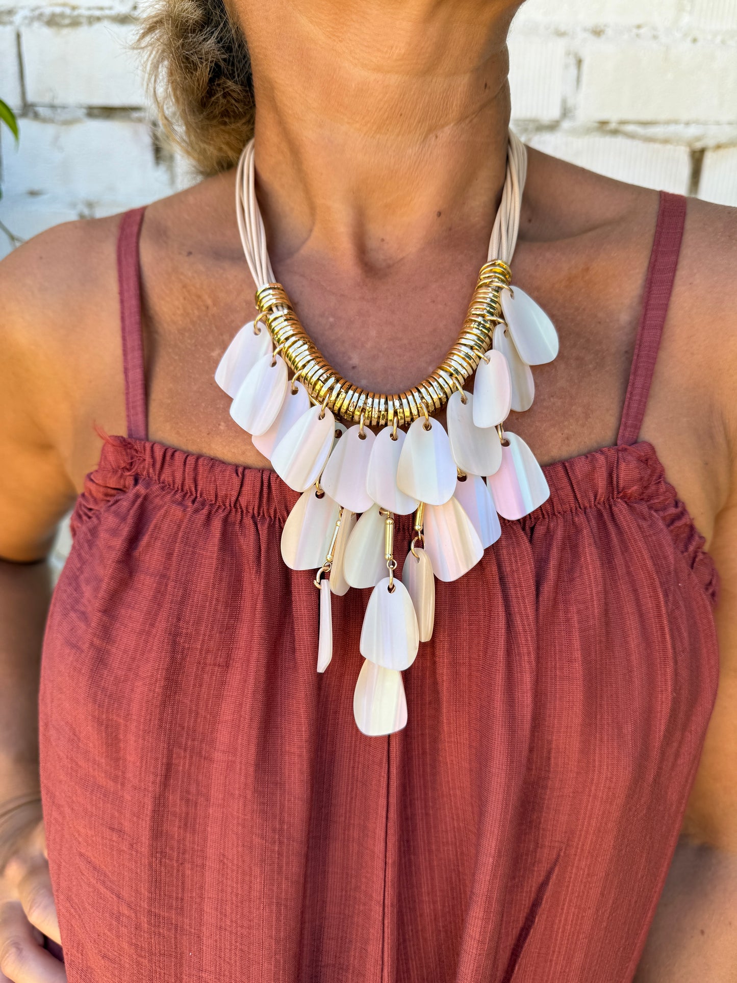 COLLAR PÉTALOS NACARADOS