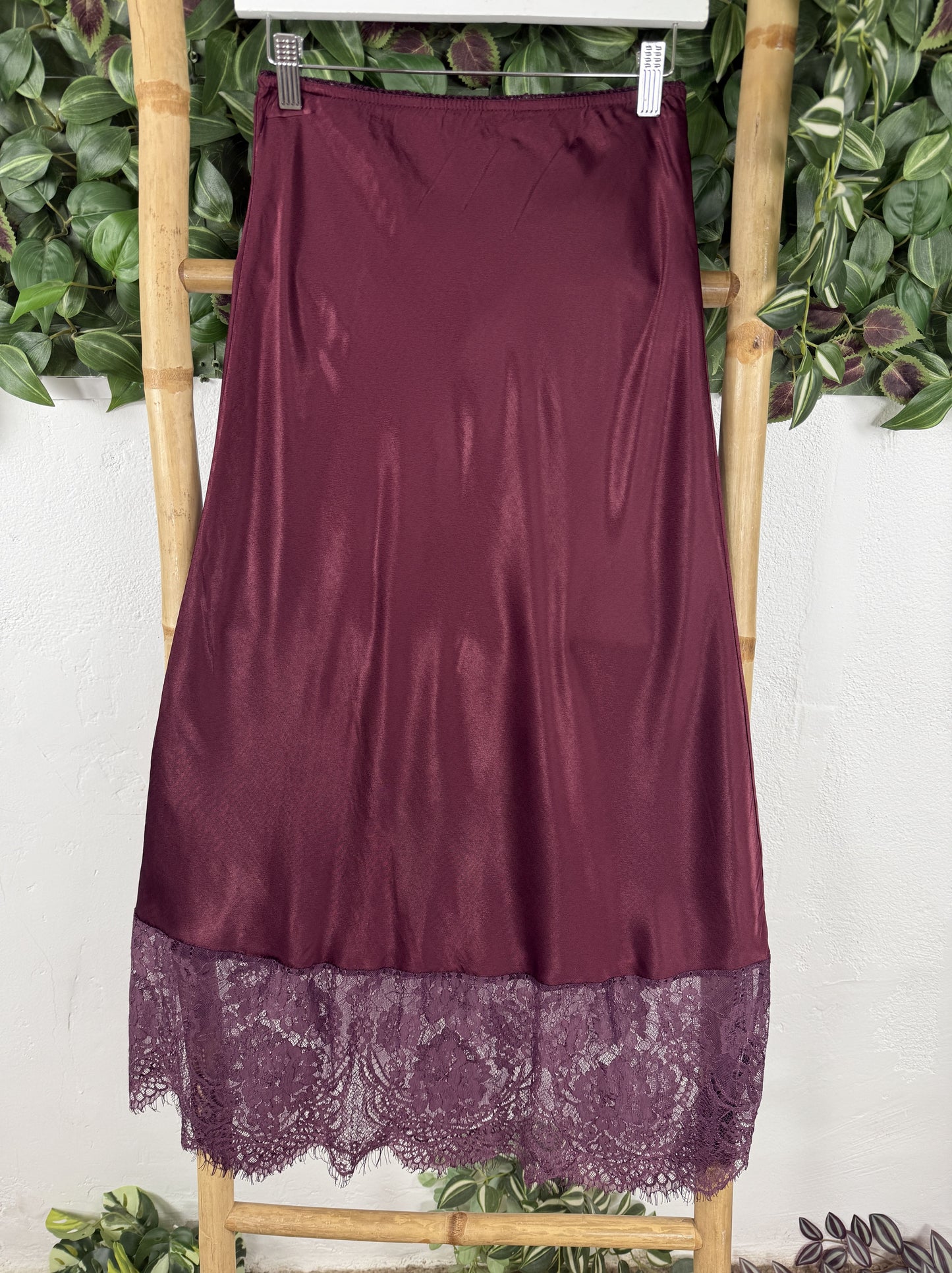 FALDA SATINADA ENCAJE