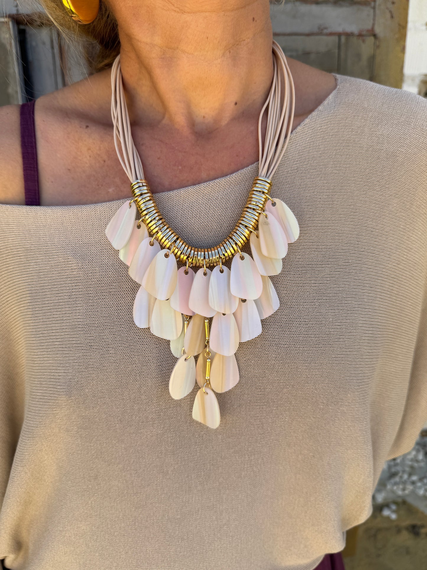 COLLAR PÉTALOS NACARADOS