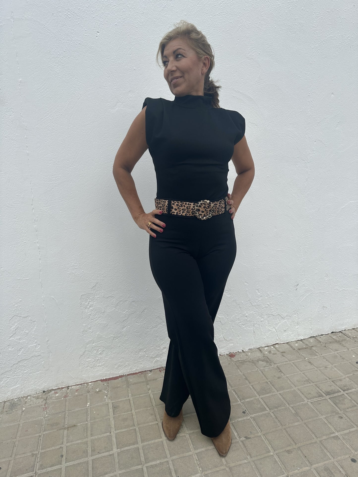 CALÇA BÁSICA COM CINTO ANIMAL