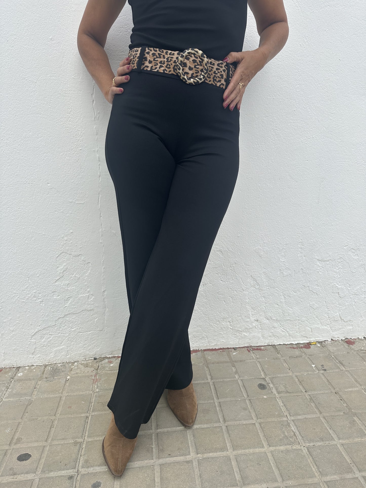 CALÇA BÁSICA COM CINTO ANIMAL