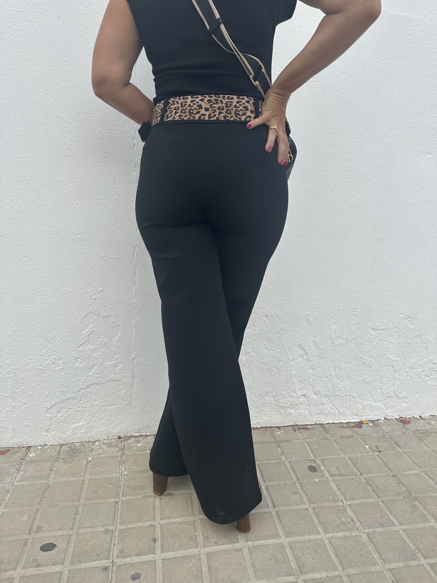 CALÇA BÁSICA COM CINTO ANIMAL