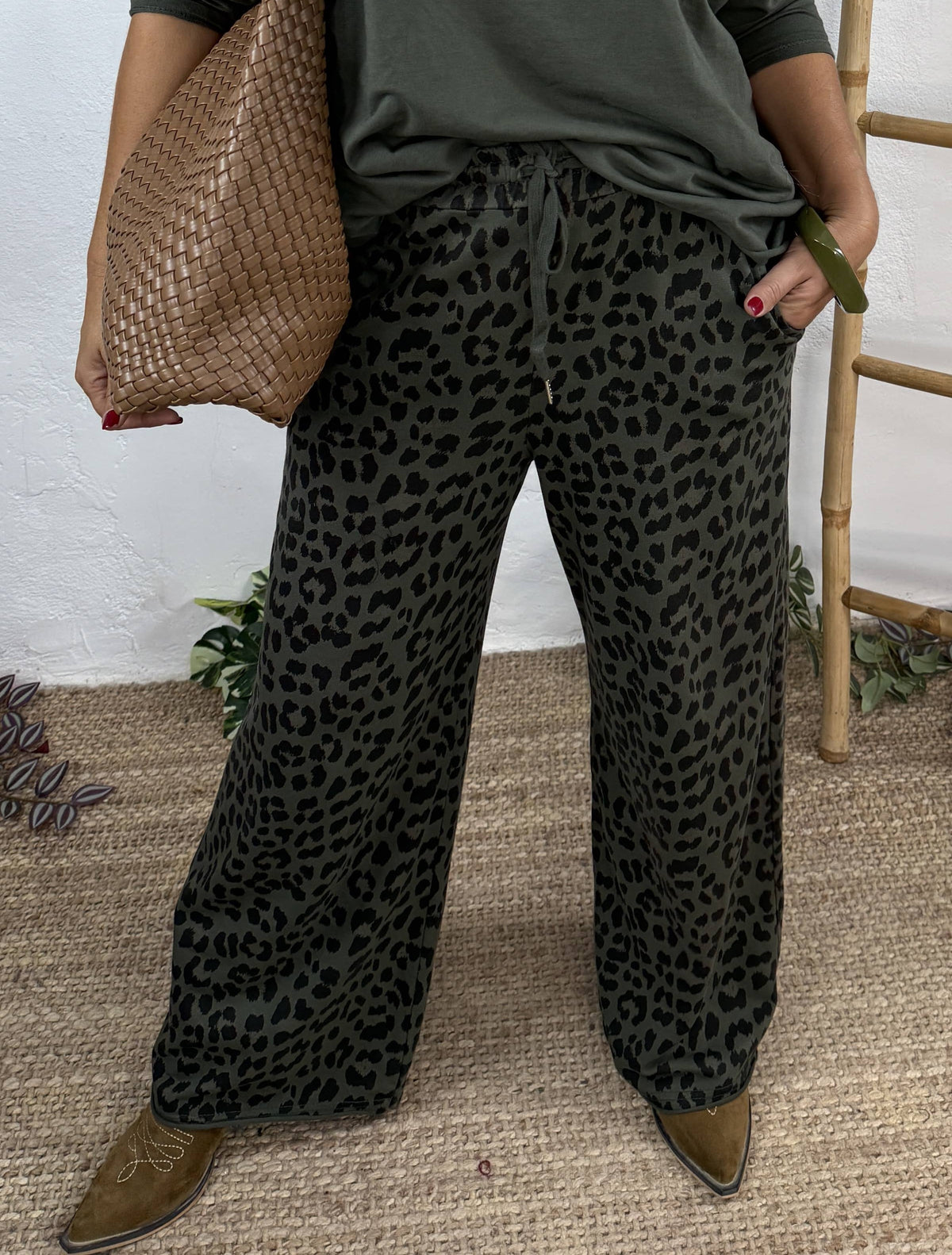 PANTALÓN CHÁNDAL LEOPARDO