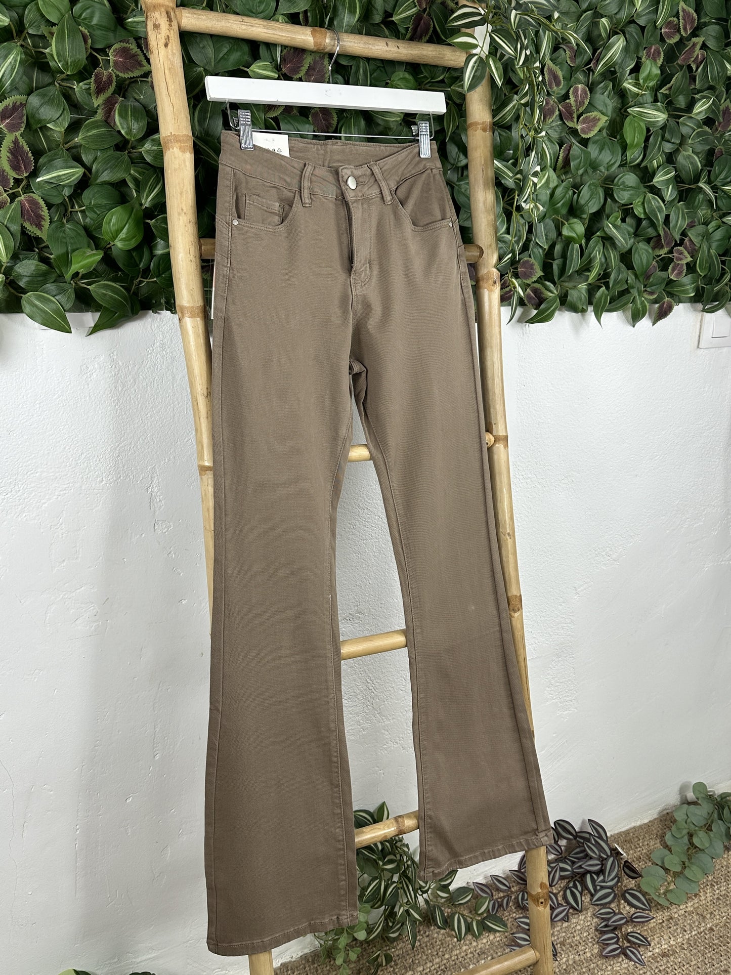 PANTALÓN FLARE TIRO ALTO