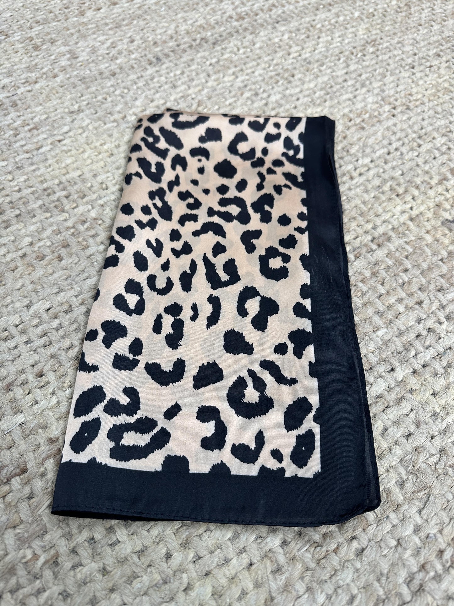 PAÑUELO CUADRADO LEOPARDO