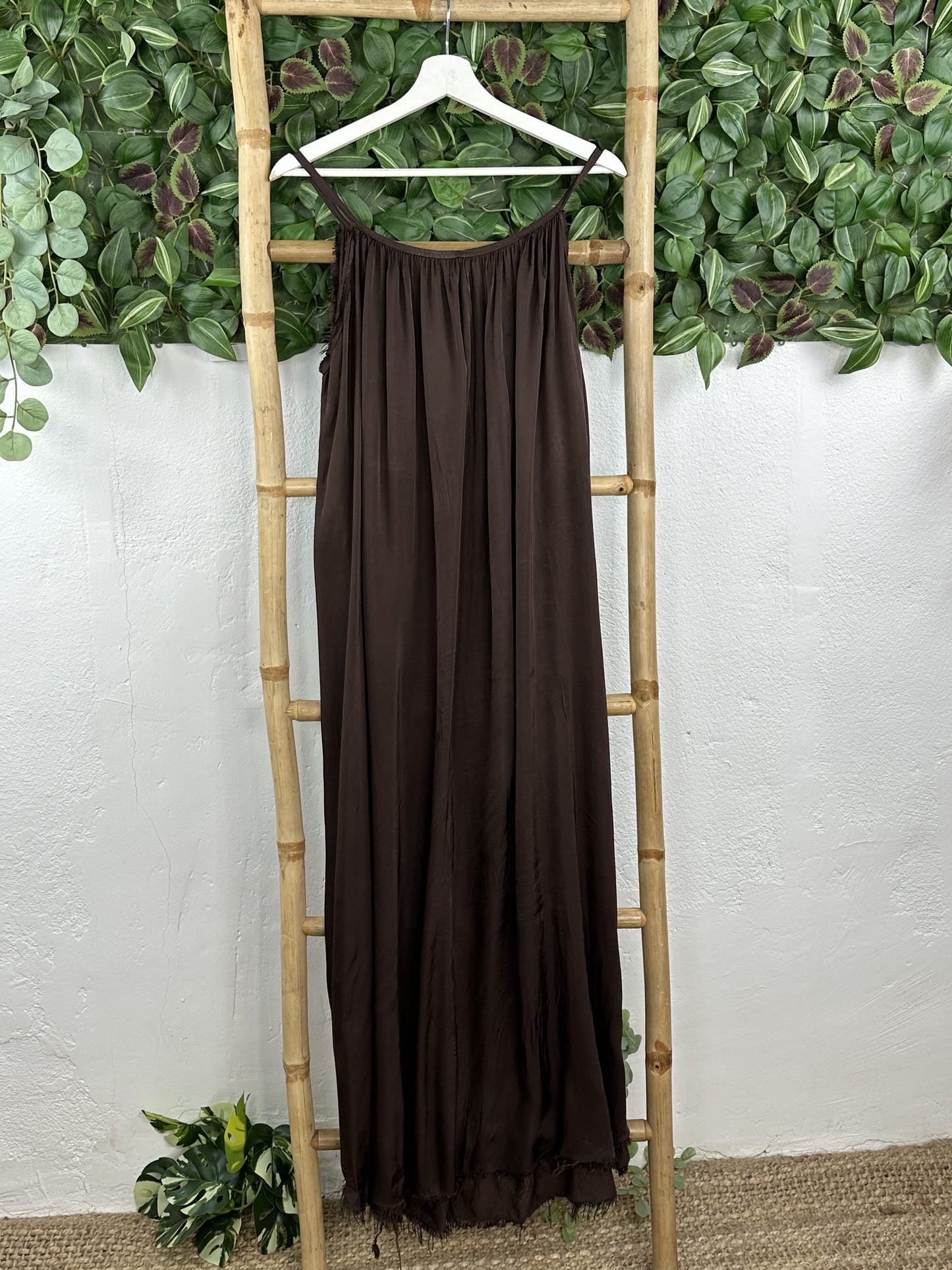 VESTIDO SATINADO DESFLECADO