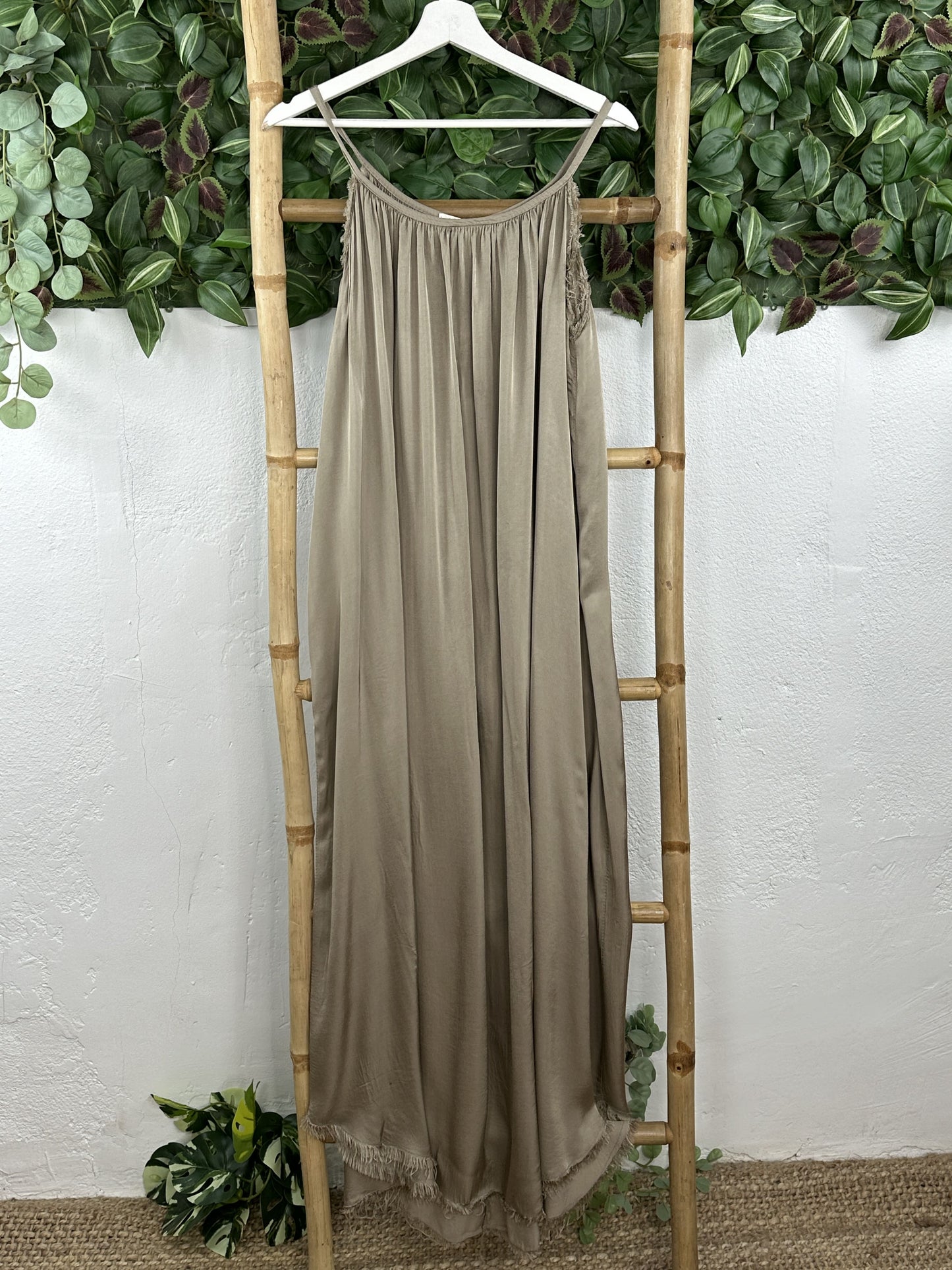 VESTIDO SATINADO DESFLECADO