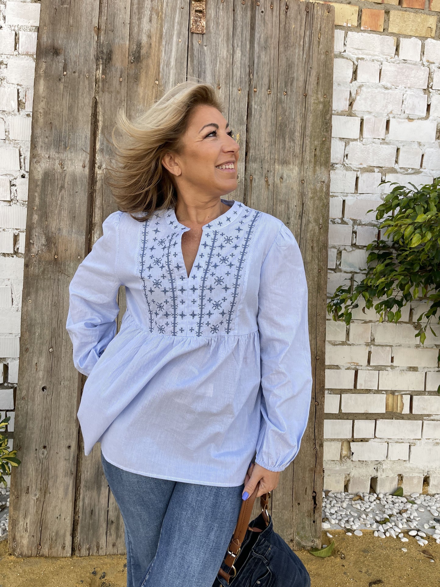BLUSA RAYAS BORDADAS