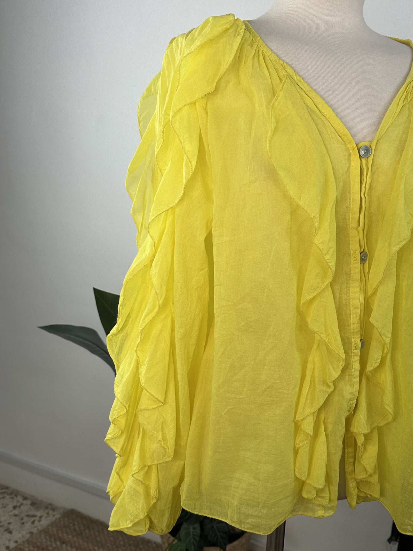CAMISA VOLANTES LATERALES