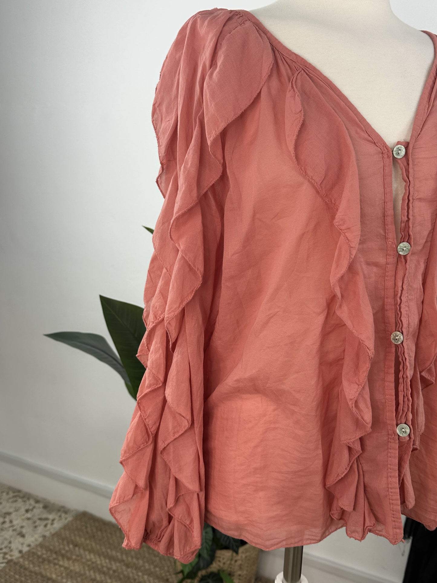 CAMISA VOLANTES LATERALES