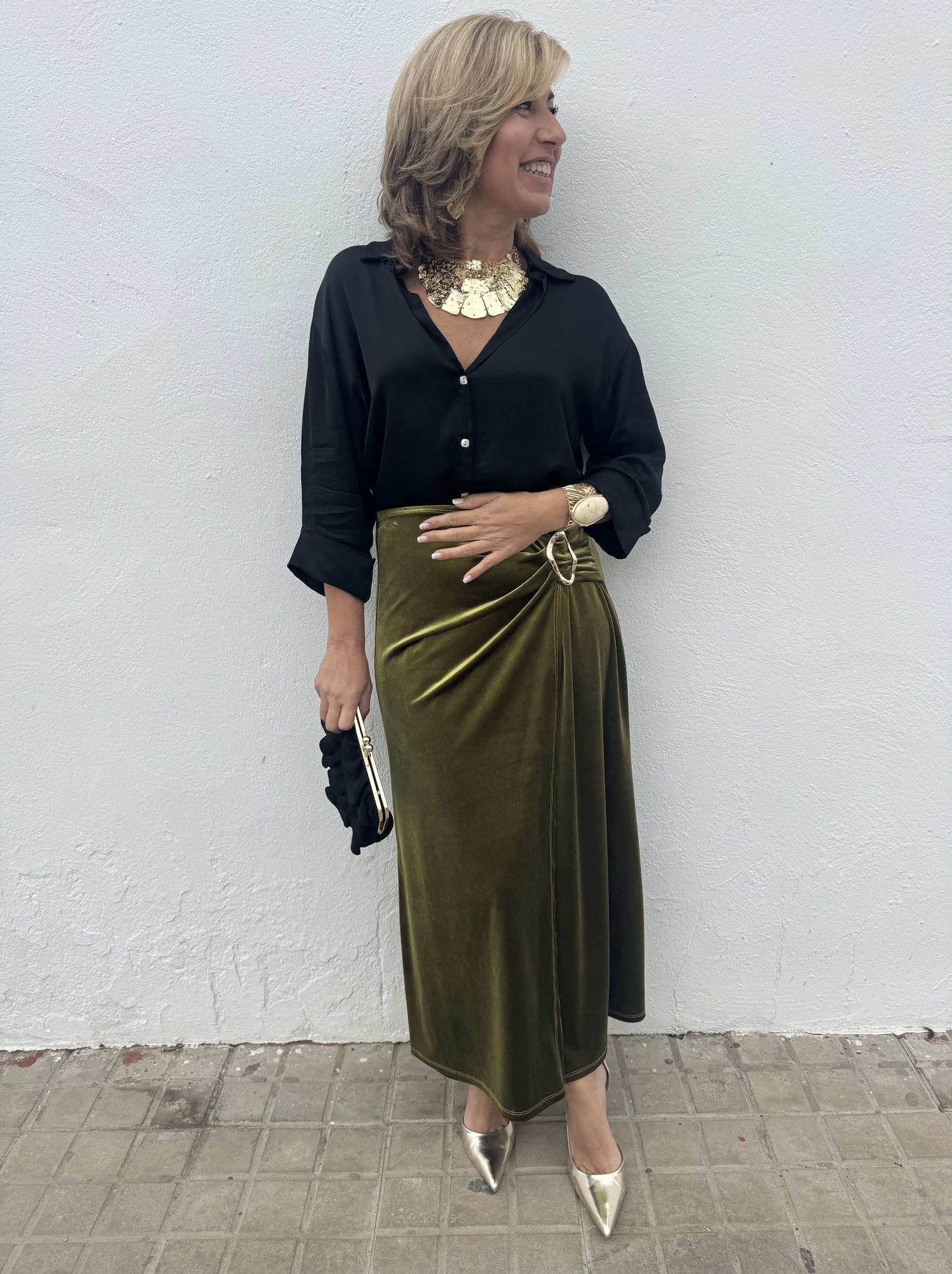 FALDA DRAPEADA TERCIOPELO BROCHE DORADO