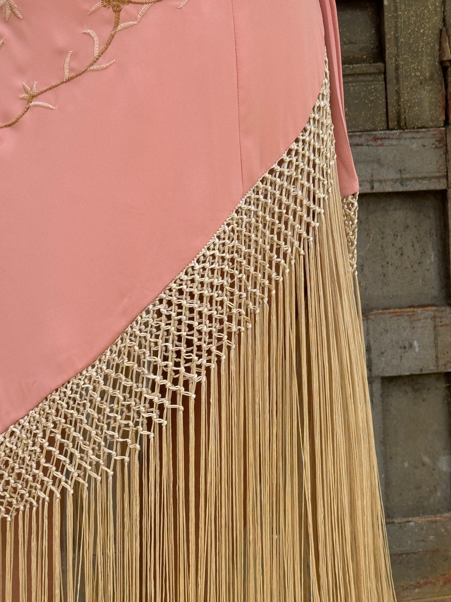 FALDA MANTÓN BORDADA