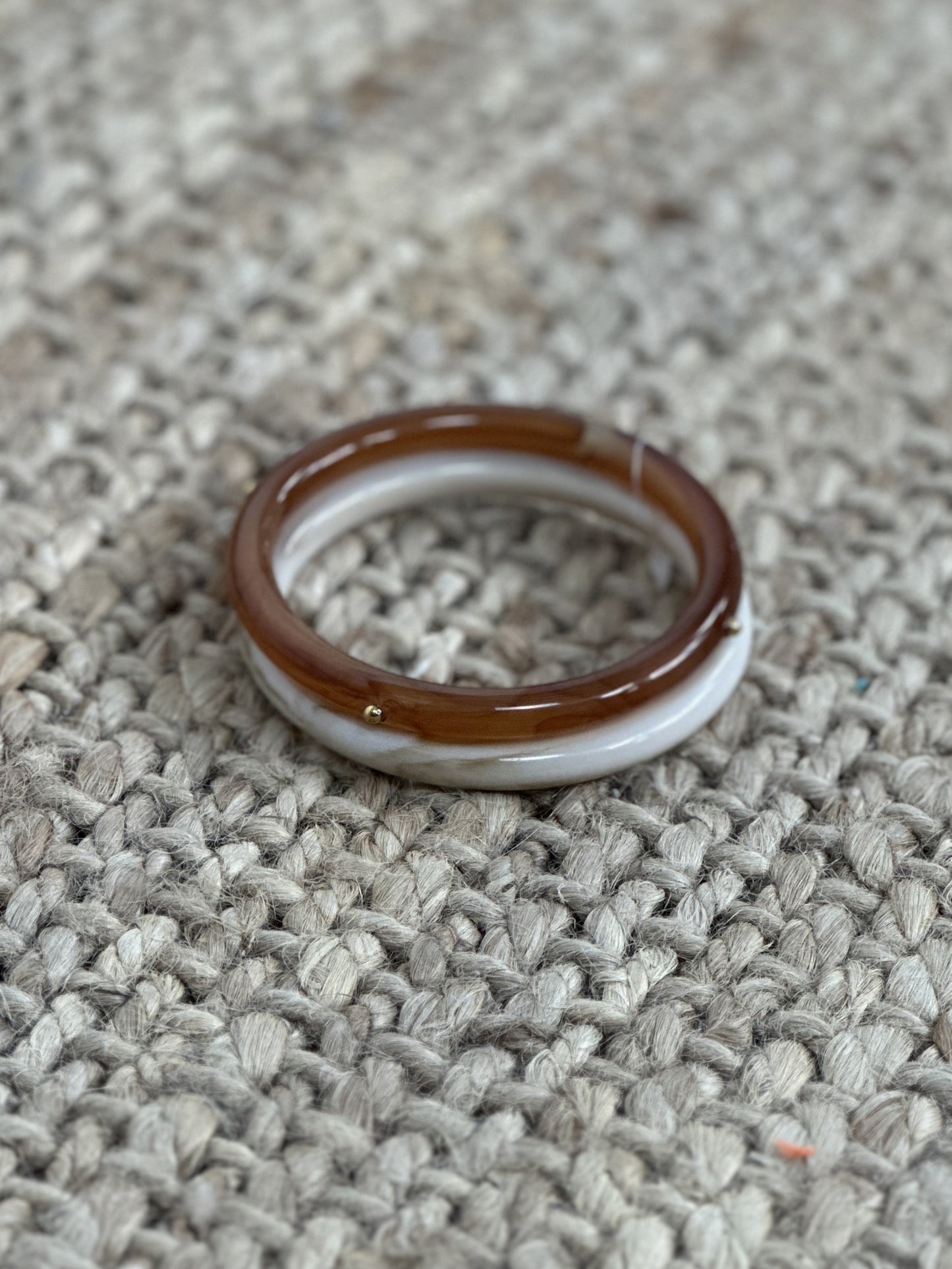 PULSERAS RESINA DETALLE DORADO