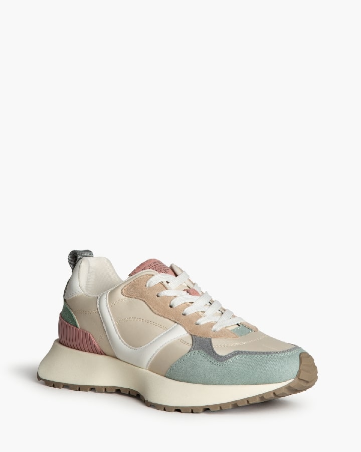 ZAPATILLA DEPORTIVA TALÓN ENGOMADO