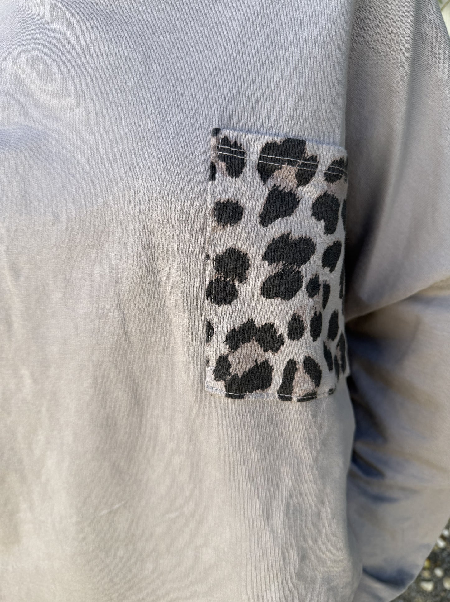 CAMISETA BOLSILLO LEOPARDO