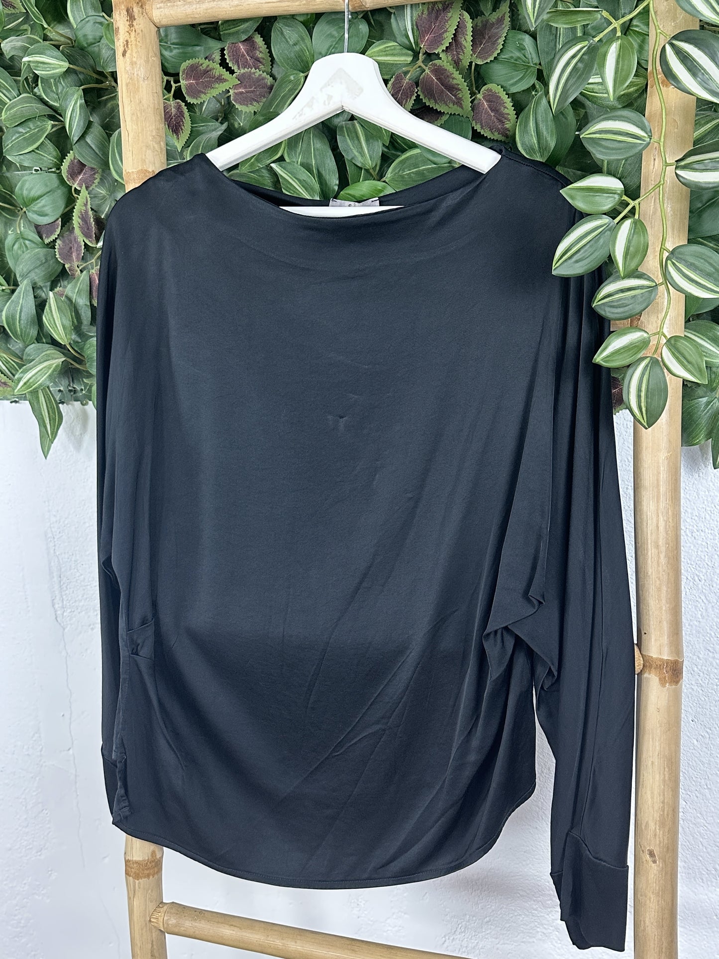 CAMISETA SATINADA CUELLO BARCO