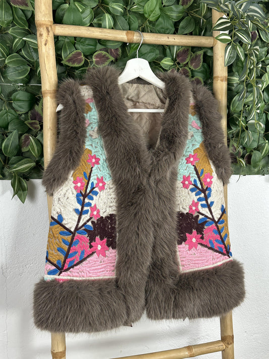 CHALECO BORDADO PASTEL