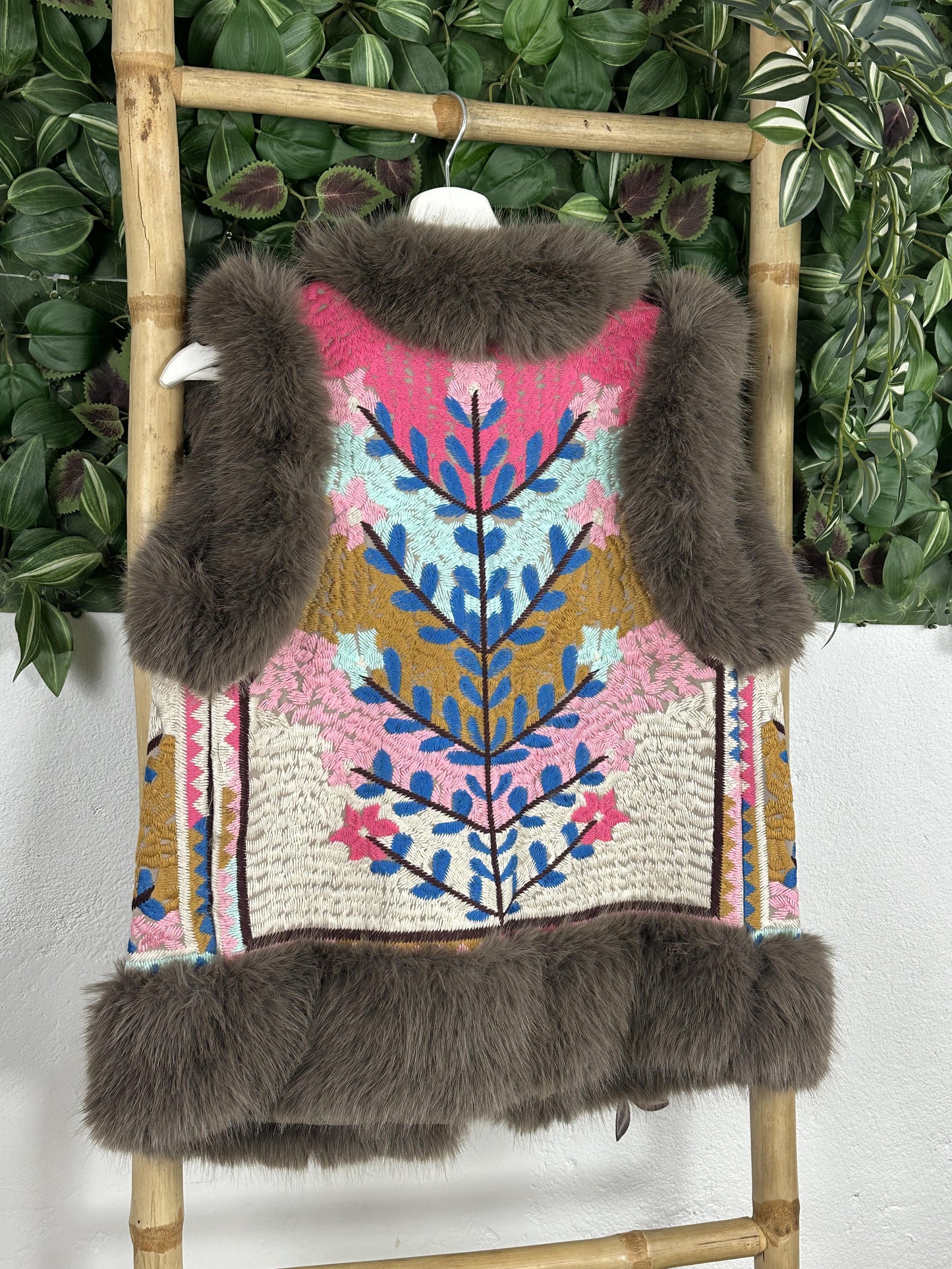 CHALECO BORDADO PASTEL