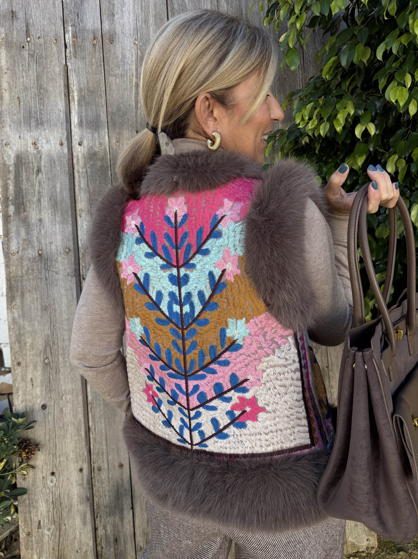 CHALECO BORDADO PASTEL