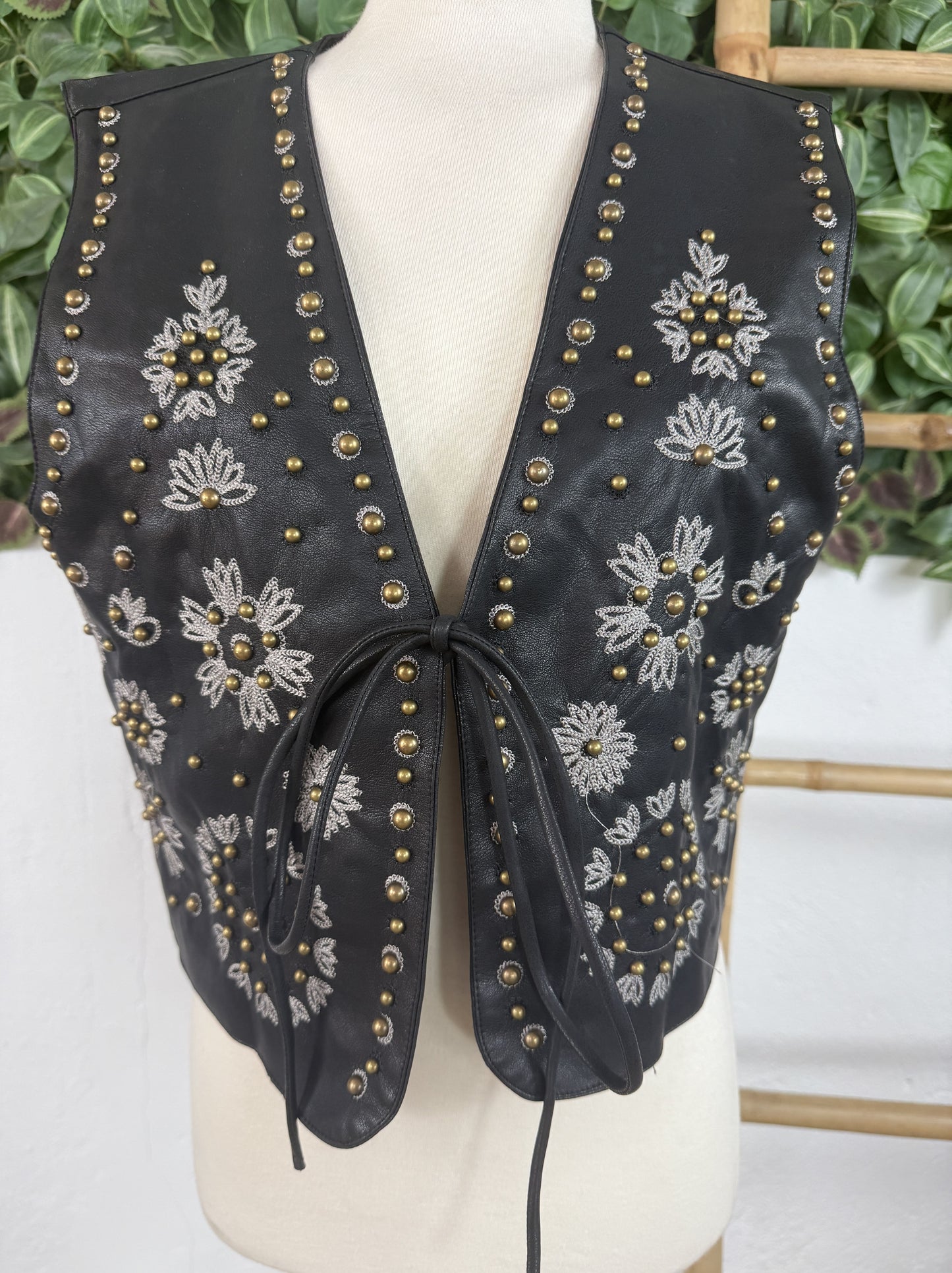 CHALECO TACHUELAS