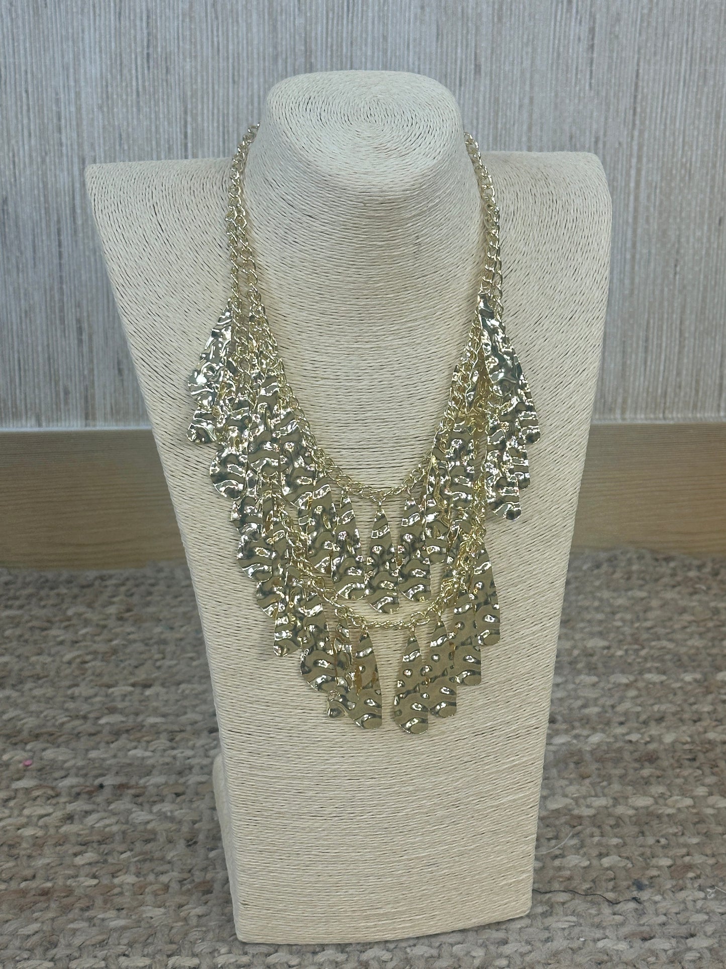COLLAR PÉTALOS RELIEVE