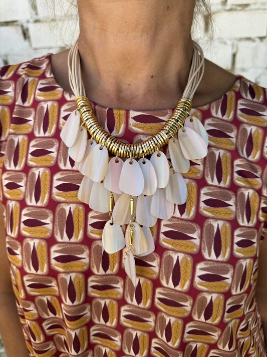 COLLAR PÉTALOS NACARADOS