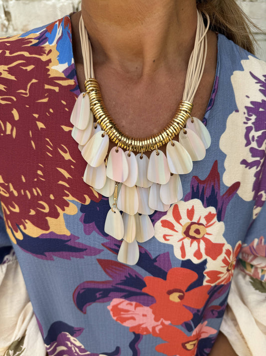 COLLAR PÉTALOS NACARADOS