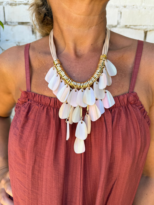 COLLAR PÉTALOS NACARADOS