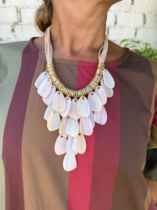 COLLAR PÉTALOS NACARADOS