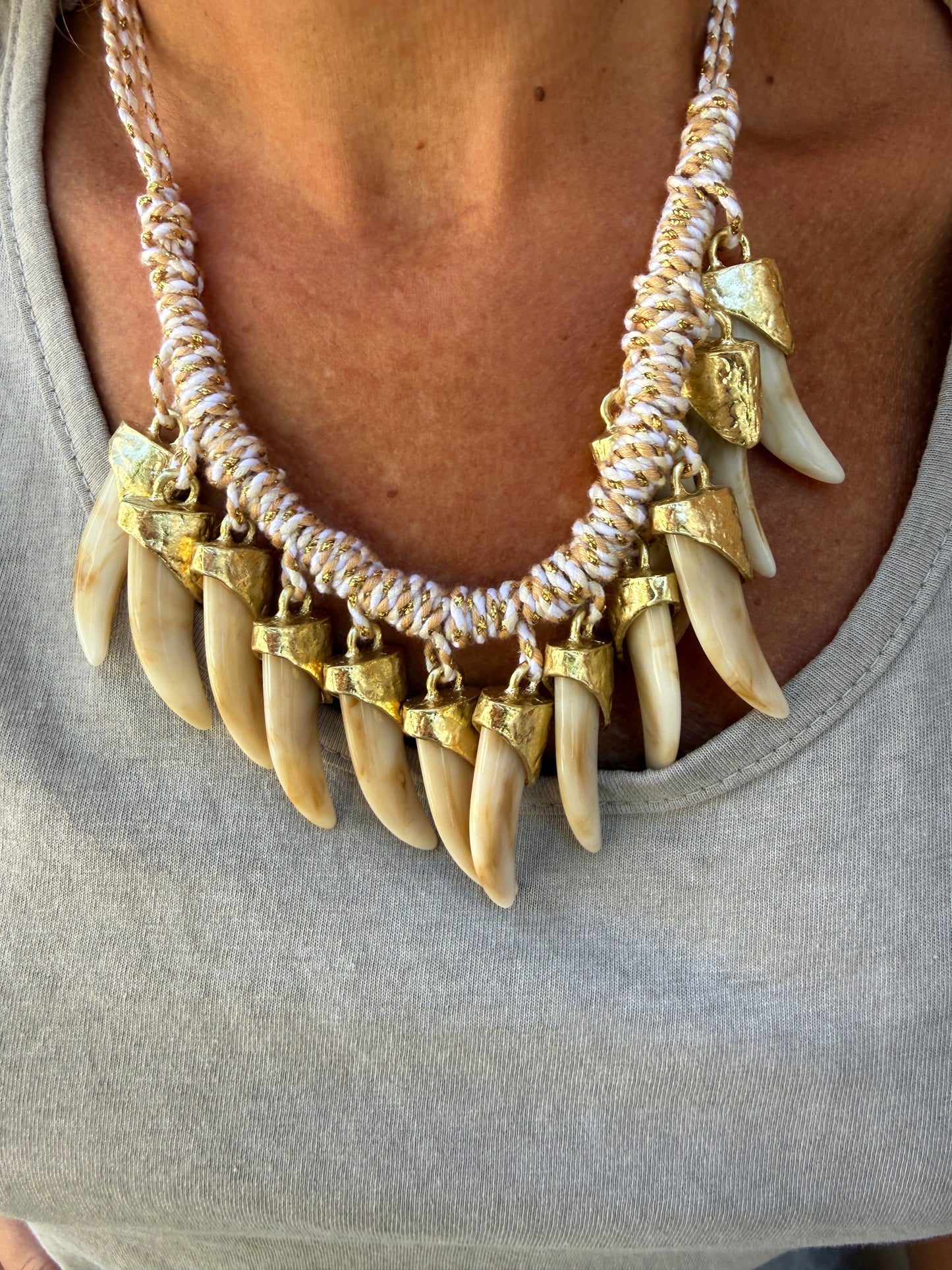 COLLAR COLMILLOS