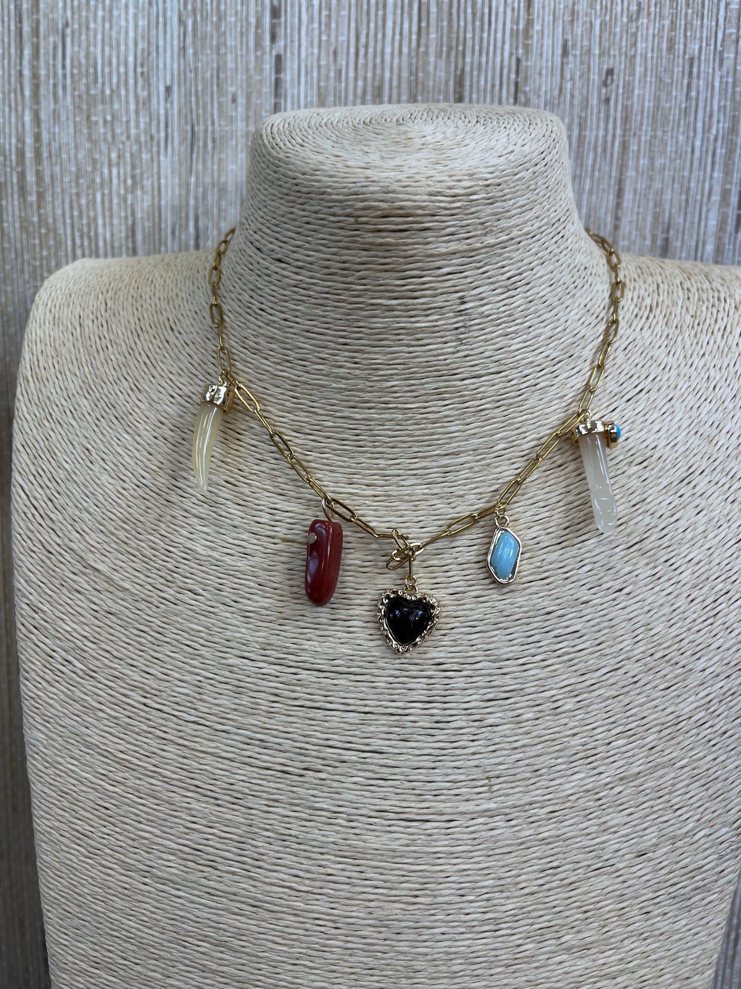 COLLAR CORAZÓN CASTOR