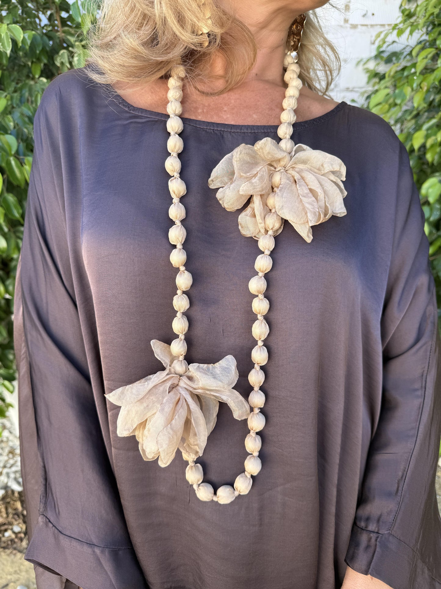 COLLAR LARGO BOLAS FLOR