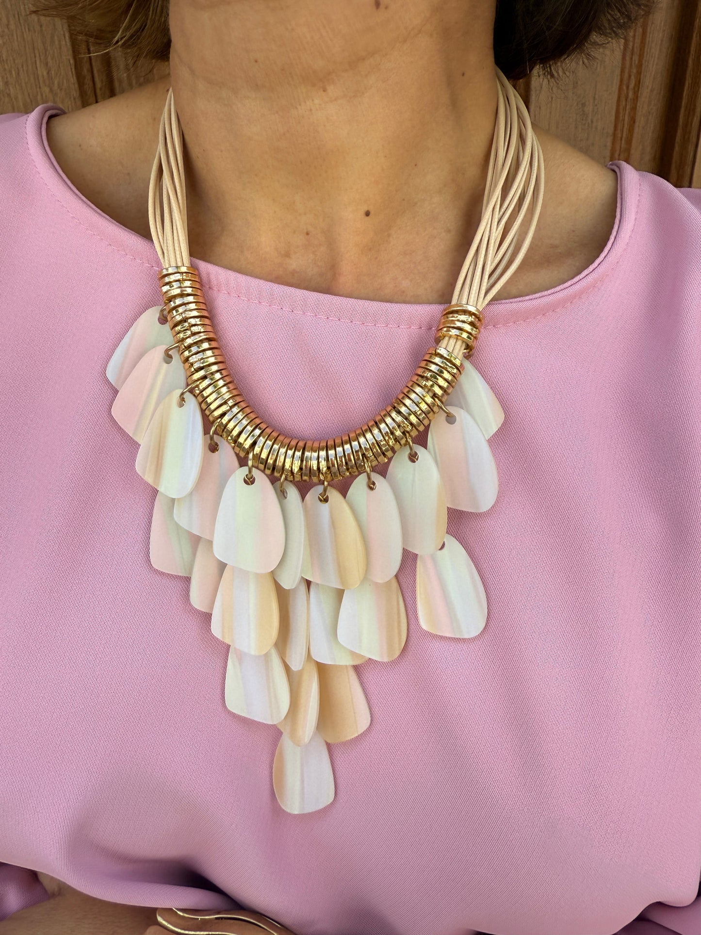 COLLAR PÉTALOS NACARADOS