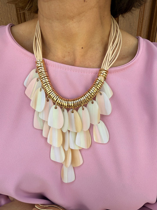 COLLAR PÉTALOS NACARADOS