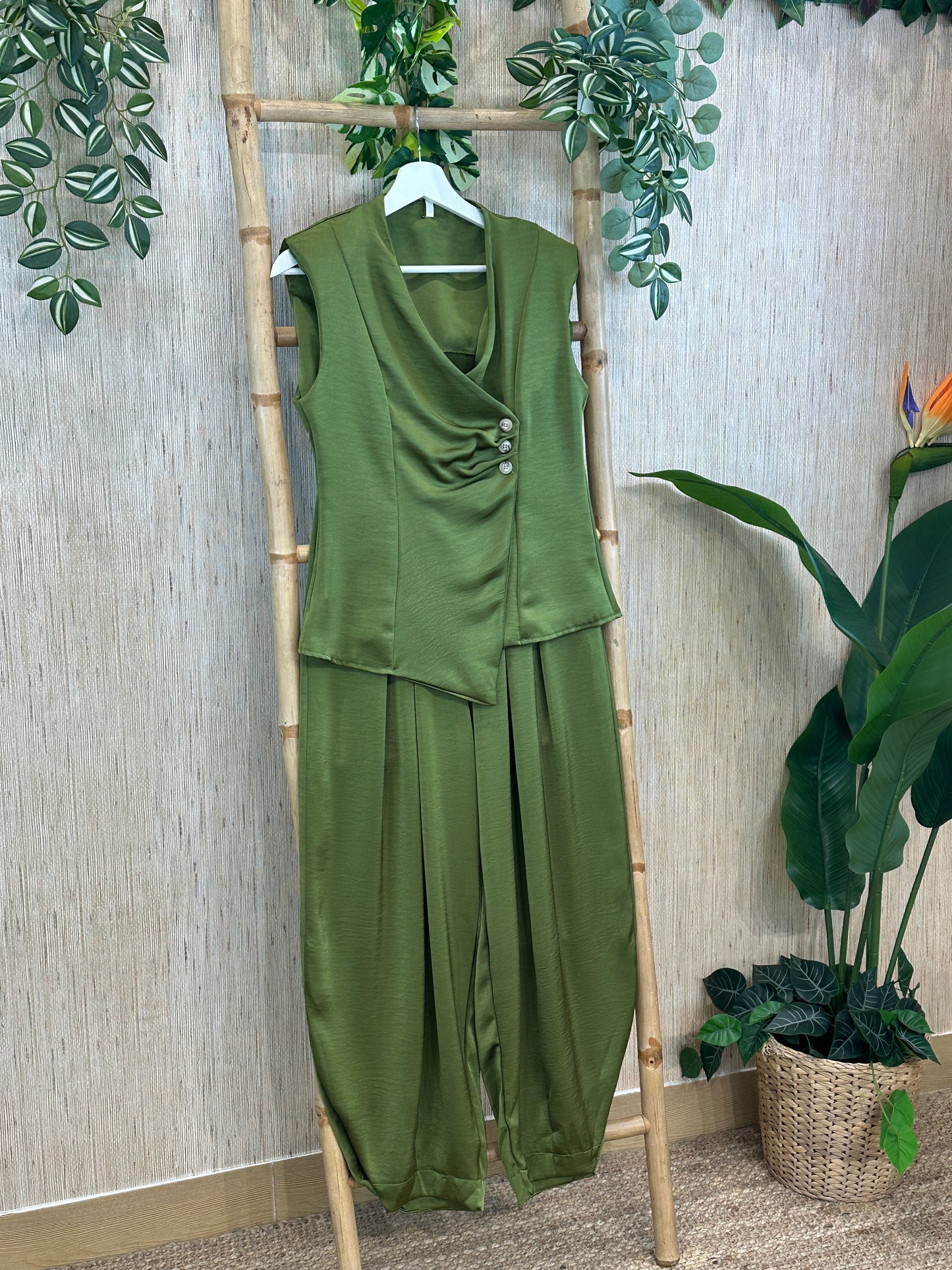 CONJUNTO CHALECO SATINADO