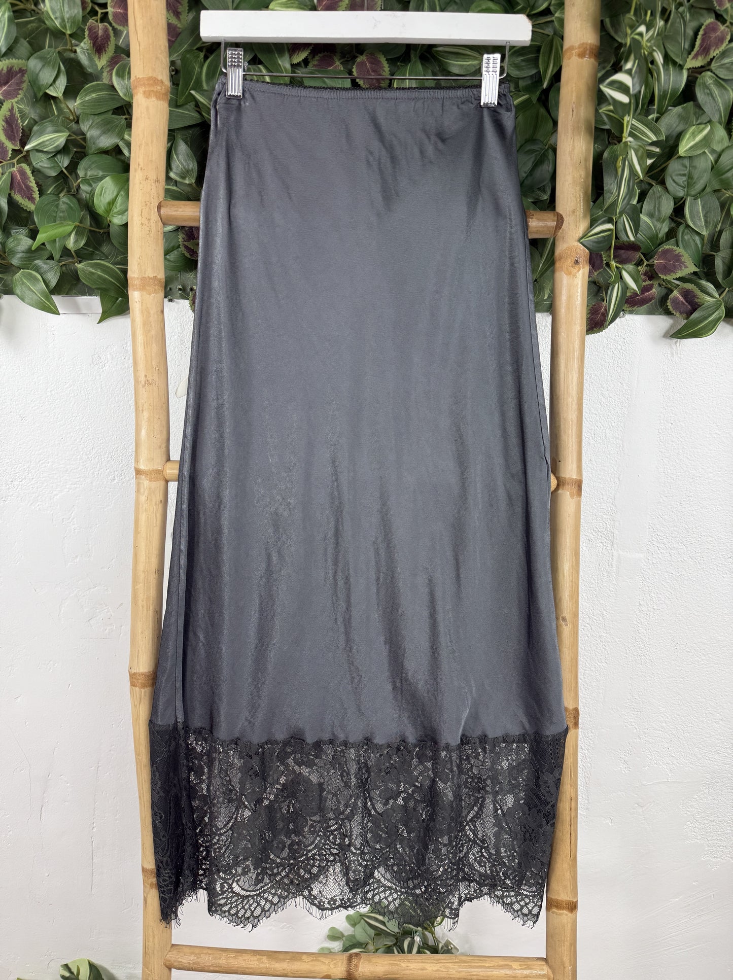 FALDA SATINADA ENCAJE